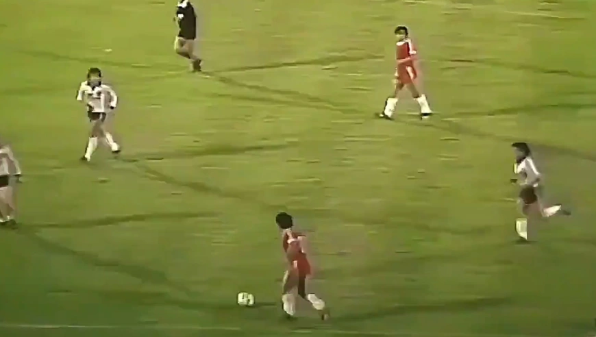 马拉多纳为什么叫球王，看看他19岁的表现！｜体坛记忆