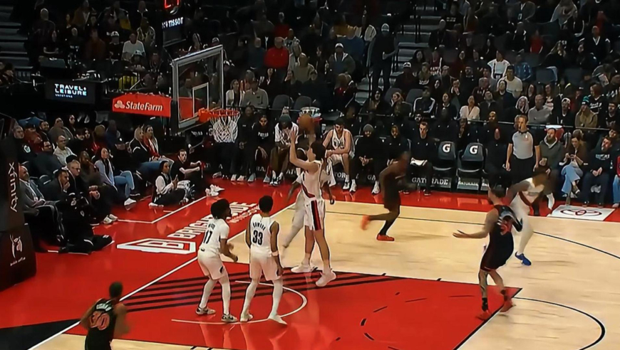 登场就有贡献！杨瀚森首节替补出场仅两分钟时间就抢下三个篮板