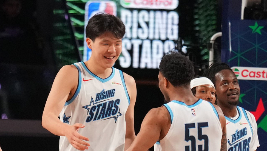 体育画报：杨瀚森能借新秀赛势头更进一步 但开拓者需要给他机会