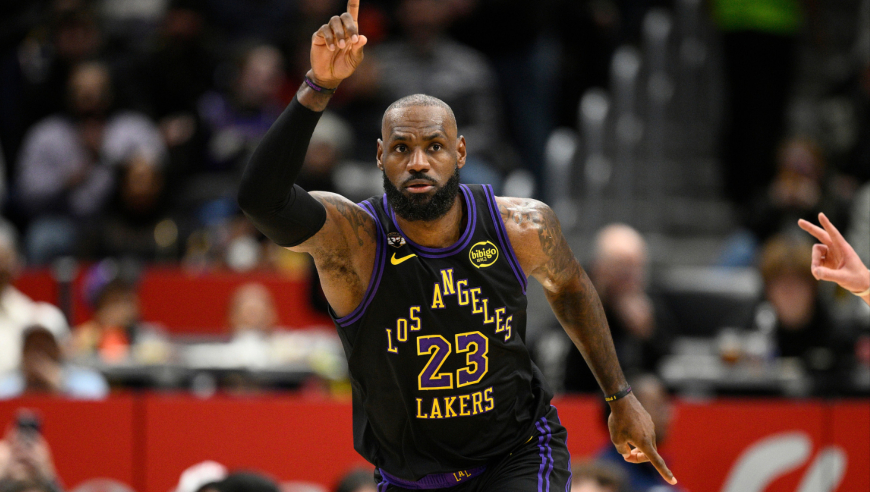 Top时刻 | 湖人鹈鹕五佳球：詹皇飞天空接 琼斯风车炸扣