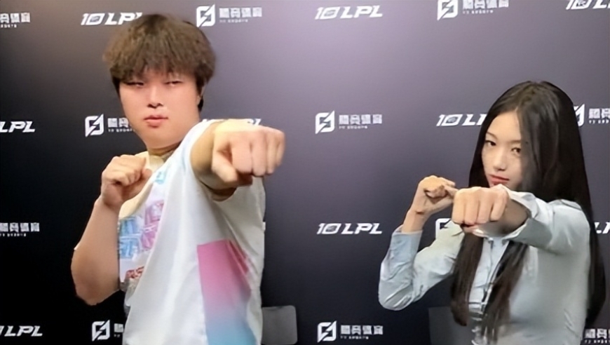 Bin夜店放松被粉丝拍，红色灯光下更帅了，造型很潮流