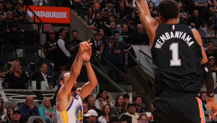 库里vs马刺46分集锦：25投13中单节狂轰22分助勇士强行取胜