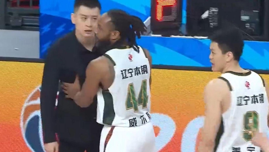 再也不惯着！杨鸣大闹裁判，被连判3个技犯遭驱逐，自己打败自己