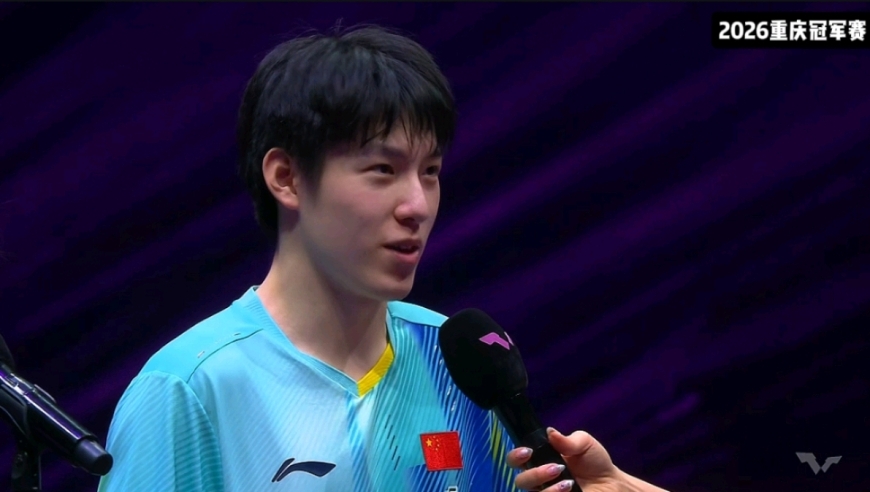 温瑞博赛后感谢张本智和，采访被球迷打断一脸无奈