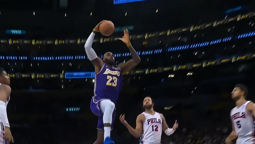 太惊人了！詹姆斯强突造犯规+后场一条龙突破暴扣炸翻全场