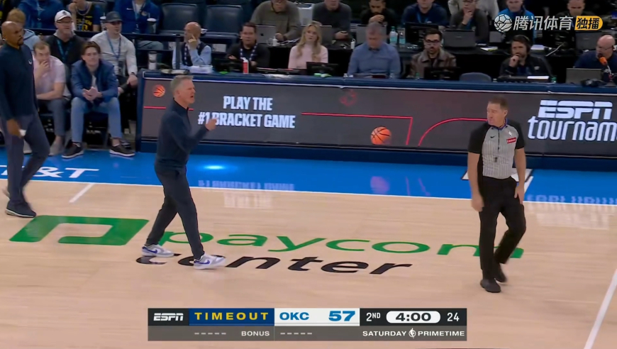 气疯了！勇士离谱防守 科尔果断暂停冲入场内指着两个裁判狂喷没吃T