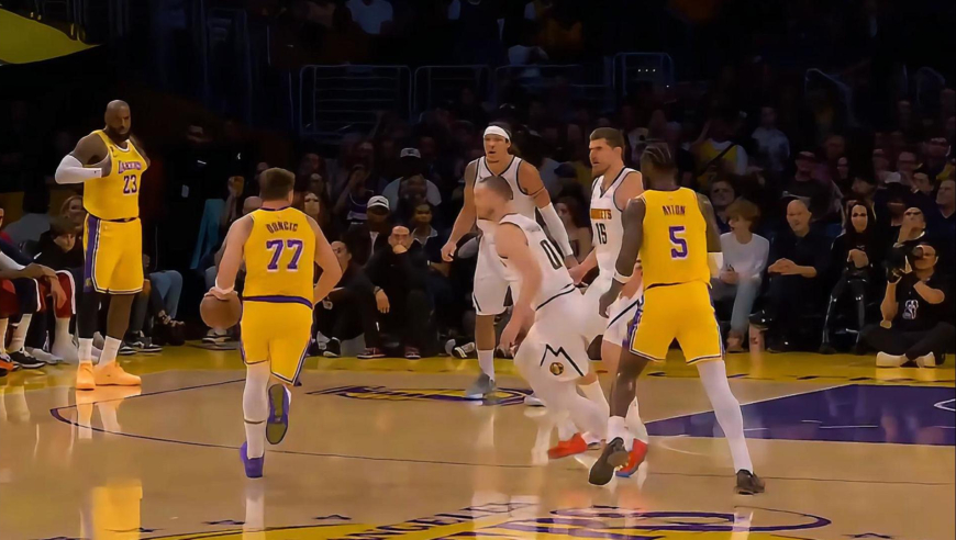 这就是完全体湖人！湖人开场四分钟投进五记三分球轰15分碾压掘金