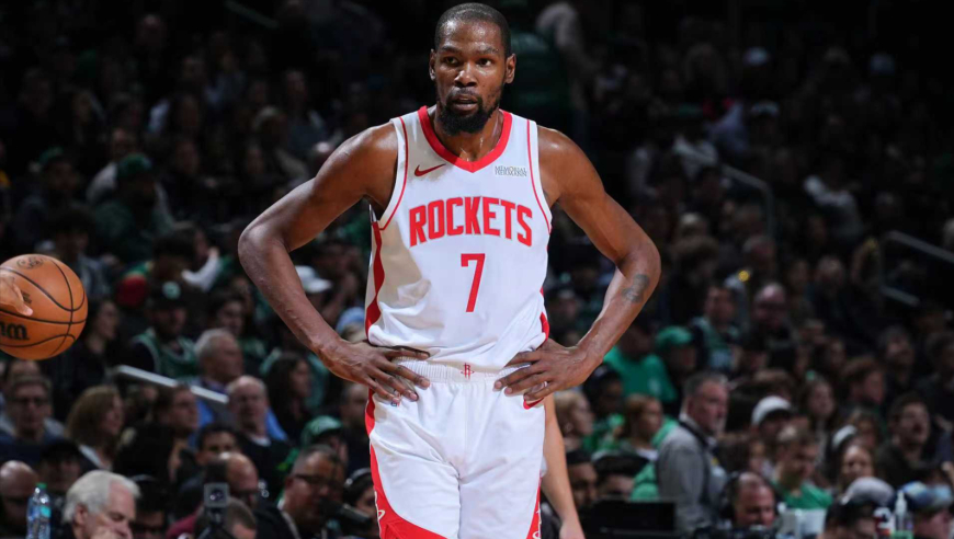 太危险了！杜兰特三分强行出手被骑士队亨特垫脚 裁判看录像升级恶意