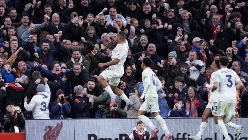 3分钟2次争议判罚！利物浦又吃亏，又是越位干扰，斯洛特暴怒