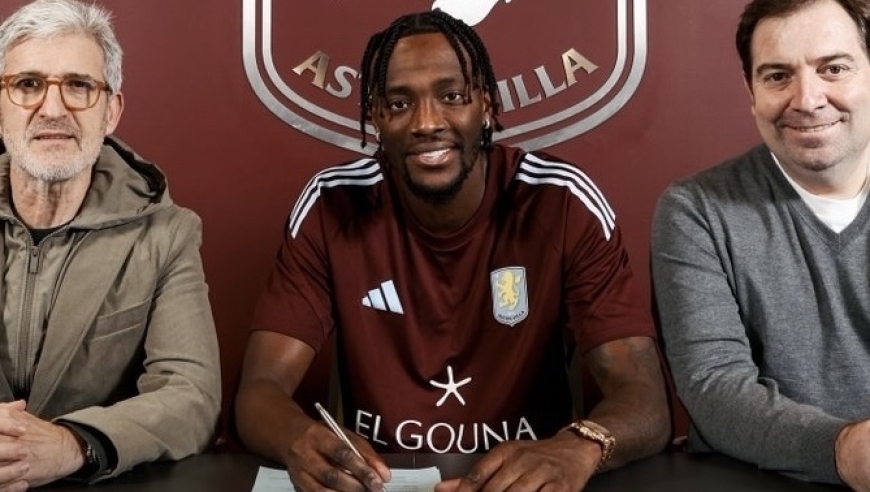 足坛一夜动态：英超第3官宣新援！曼联阿森纳爆发冲突 C罗怒斥后卫