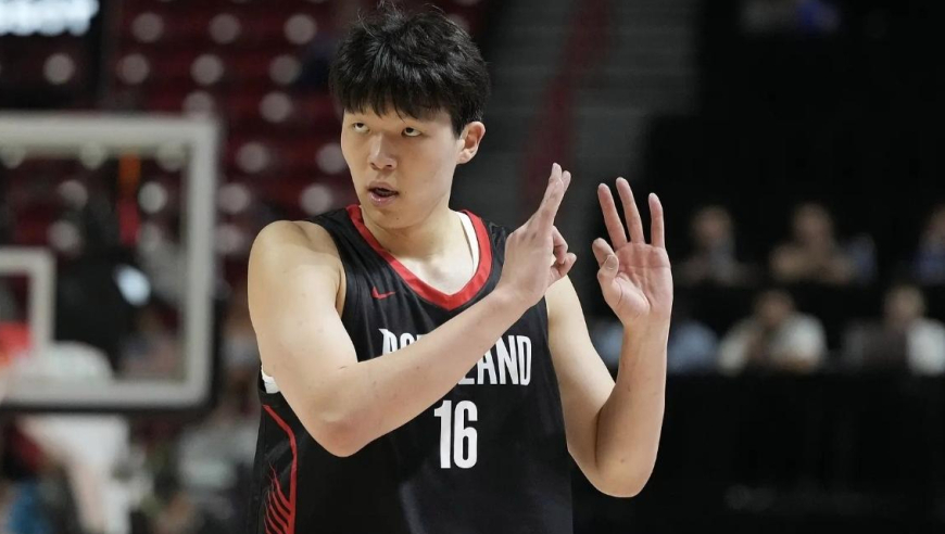 太可惜！杨瀚森首发出战不到8分钟就送4次犯规 无奈下场休息