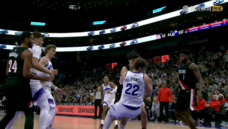 刹不住了！杨瀚森积极拼抢进攻篮板 一巴掌打在菲利波普斯基脸上