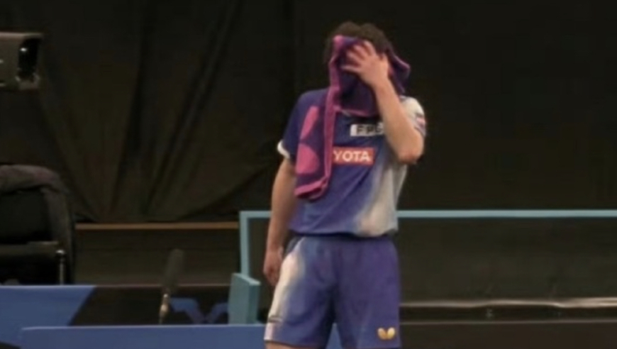 3负薛飞遭打脸！张本智和崩溃捂脸疑落泪 死忠女粉不语低头看手机