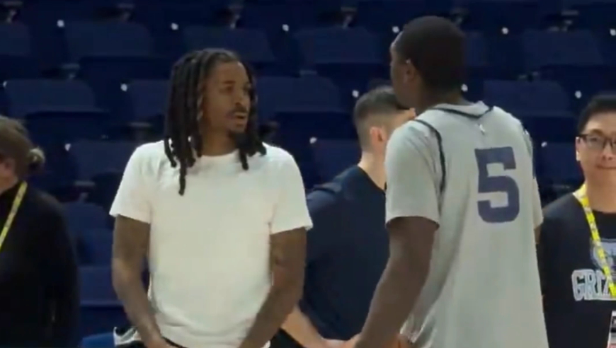 莫兰特与队友爆发冲突：情绪激动激烈争吵 最终队友无奈苦笑走开