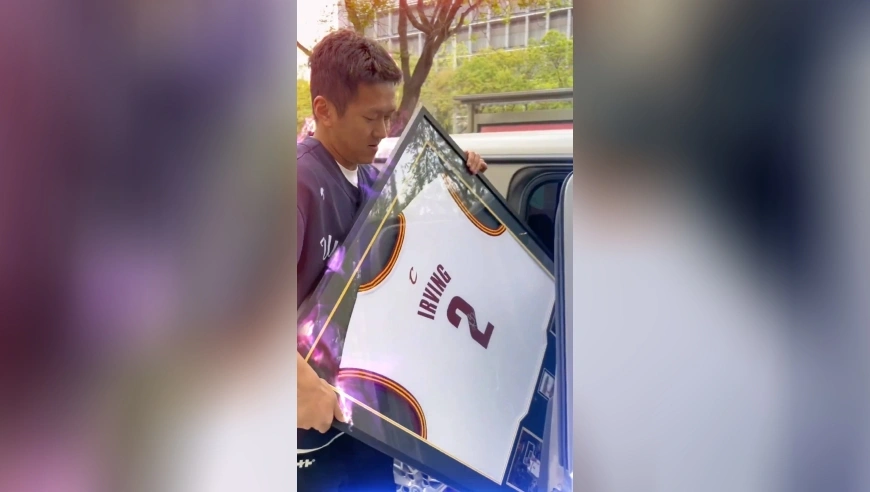 杨政送亚翰欧文亲签！好羡慕，那可是欧文啊，还是骑士队，我的偶像 啊！！！