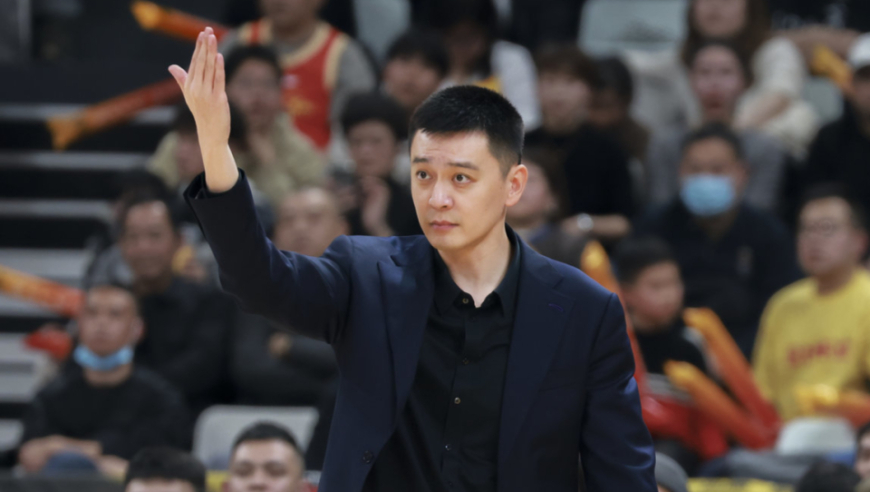 媒体人：杨鸣或被严惩 篮协本赛季强调要尊重裁判权威