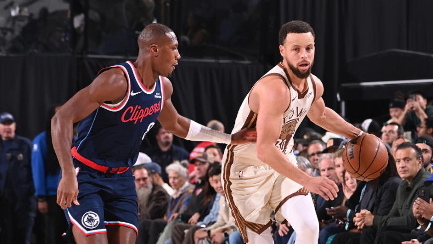 快船勇士决胜时刻：库里连中三分却被罚下 巴特勒投丢最终绝杀球