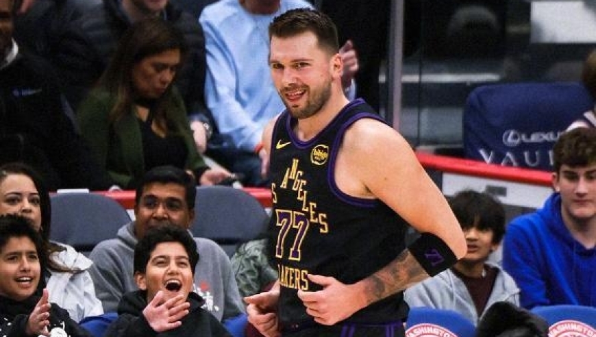 东契奇37+11+13造NBA三大神迹，詹皇20分艾顿两双，湖人大胜奇才