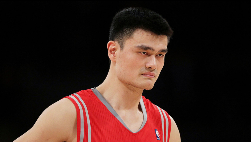 经典永流传！02年新秀姚明对阵小牛砍生涯首个30分暴打布拉德利