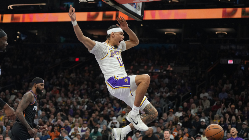 15日NBA十佳球：詹姆斯钉板大帽死亡凝视 海斯双手霸气隔扣