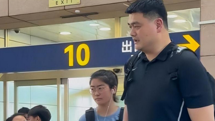 下一个张子宇？姚明携带15岁女儿现身上海，姚沁蕾身高接近2米