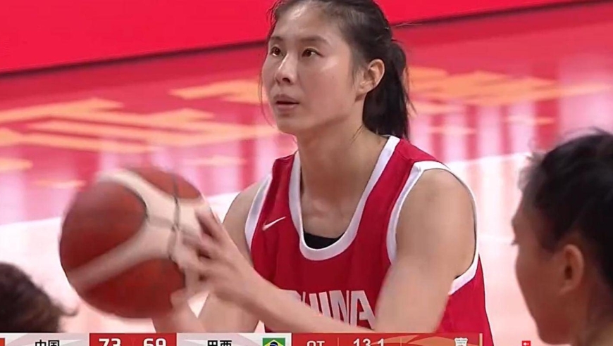 女篮后卫线无人可用！三人合计7中0得0分，球迷：把这2人召回来吧