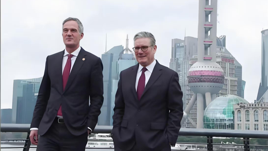 斯塔默双手插兜漫步上海外滩，不带翻译悠哉眺望陆家嘴&ldquo;三件套&rdquo;，松弛感拉满