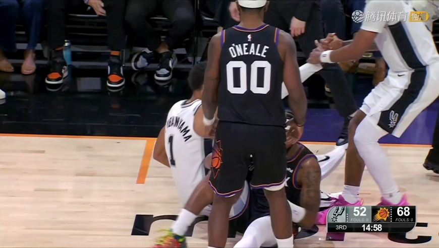 马刺太阳冲突完整版：文班被撞翻引争执 卡斯尔用手指人想打架