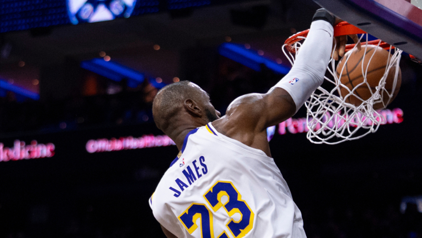 8日NBA官方十佳球：詹姆斯招牌战斧劈扣 布泽里斯死亡隔扣