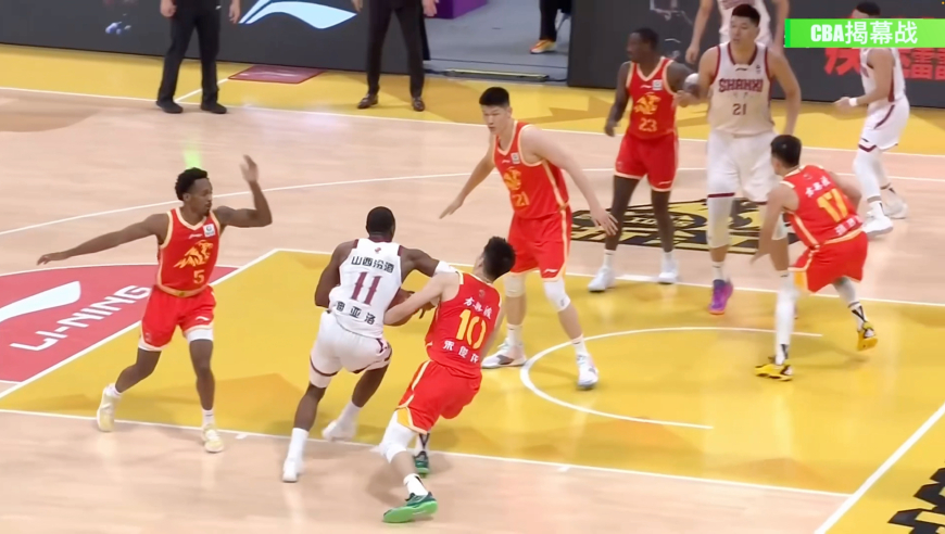 这一肘子太疼了！迪亚洛突破打朱俊龙面部 裁判看录像升级违体犯规