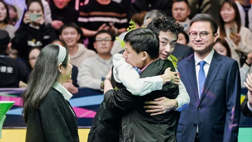 吴宜泽落泪拥抱父母！希金斯赞其如亨特，首冠+前16+英锦赛正赛