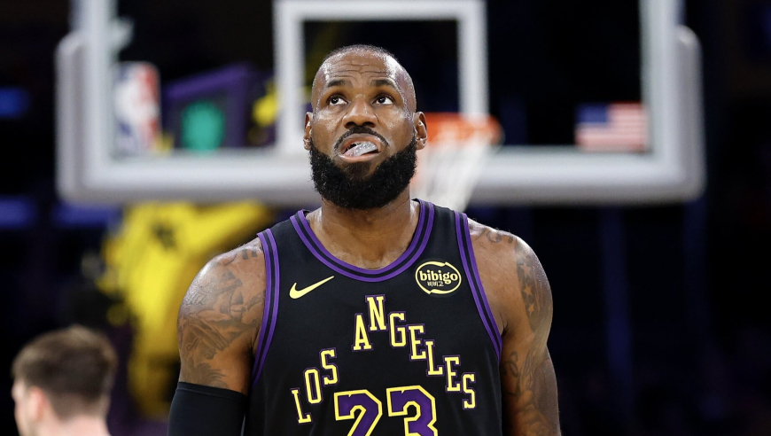 詹姆斯让权？复出首秀连创多项生涯新低 主动要求东契奇最后一个出场