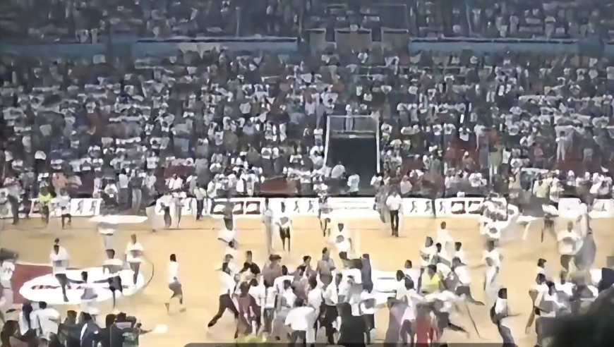 篮球之神｜难以复刻的球星行，乔丹和自己打上了比赛！总经理克劳斯搞“去乔丹化”