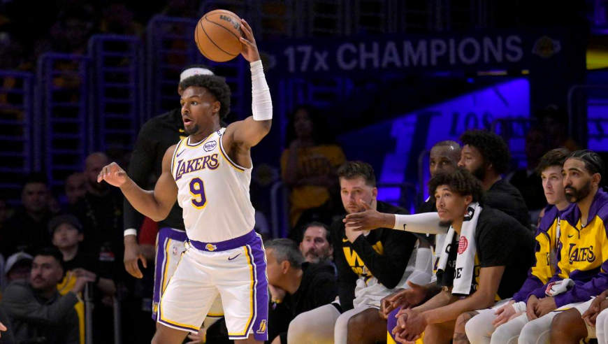 老詹看嗨了！布朗尼助攻队友投进三分 紧接着又完成空接暴扣