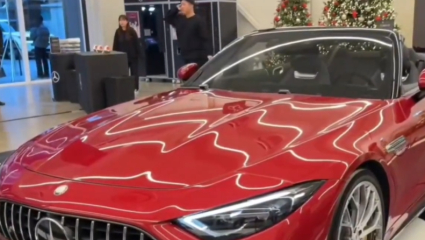 Faker定制红色跑车曝光，车门打开，Faker签名图标抢眼