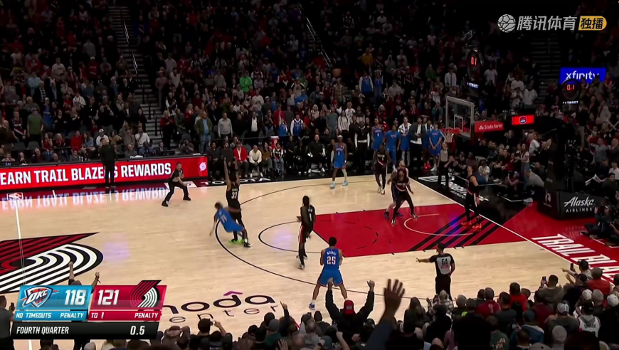 全场骂裁判！雷霆绝平机会乔远投裁判响哨 裁判认定踩线给两罚