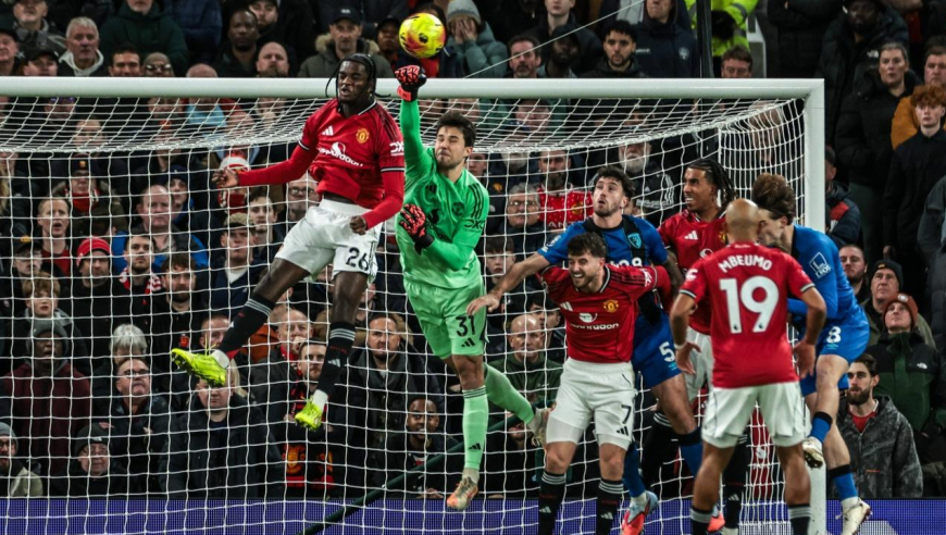 开挂！八倍镜看曼联门将补时两次神扑避免被绝杀，单腿挡出必进球