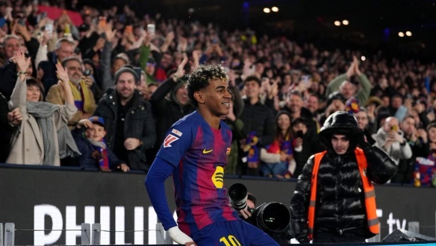 巨星时刻！亚马尔倒钩破门致敬C罗，小球迷难以置信，对手主帅也服了