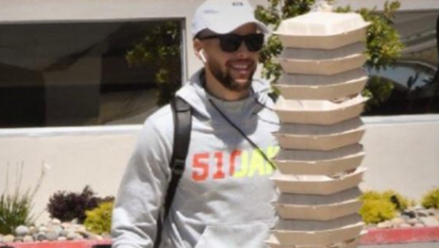 NBA球星有多能吃？字母哥一顿9桶泡面不算啥，看到奥尼尔我服了