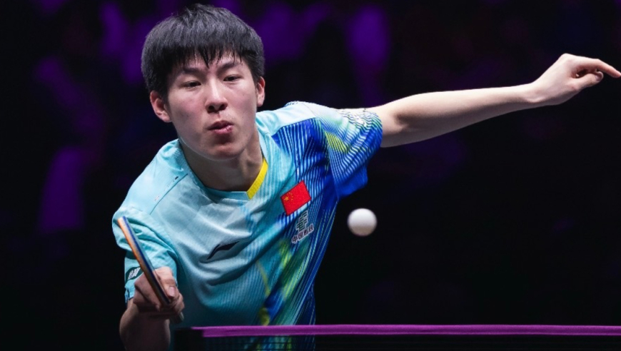 WTT重庆冠军赛：国乒小将再爆冷！温瑞博苦战进4强，王励勤观战鼓掌