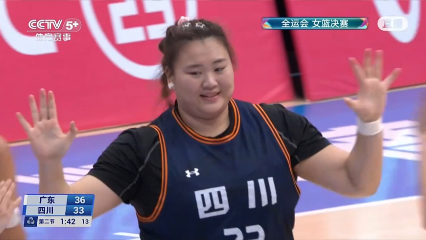 内线推土机！刘禹彤登场被造犯规后连抢3板强打2+1 表情太可爱