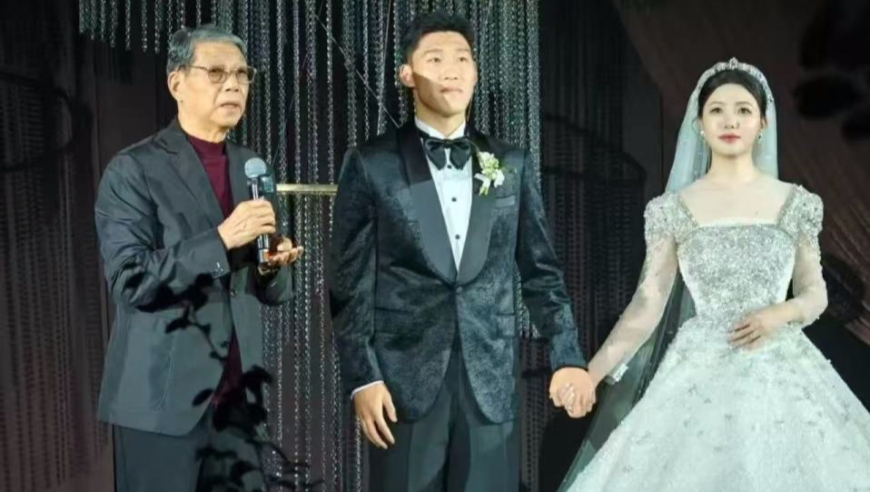 25岁国足主力大婚！新娘气质出众，申花众队友出席，81岁徐根宝致辞