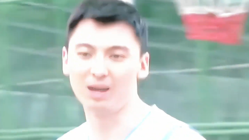 首钢男篮的动情瞬间，吉喆的51号球衣永远悬挂在球馆上空！