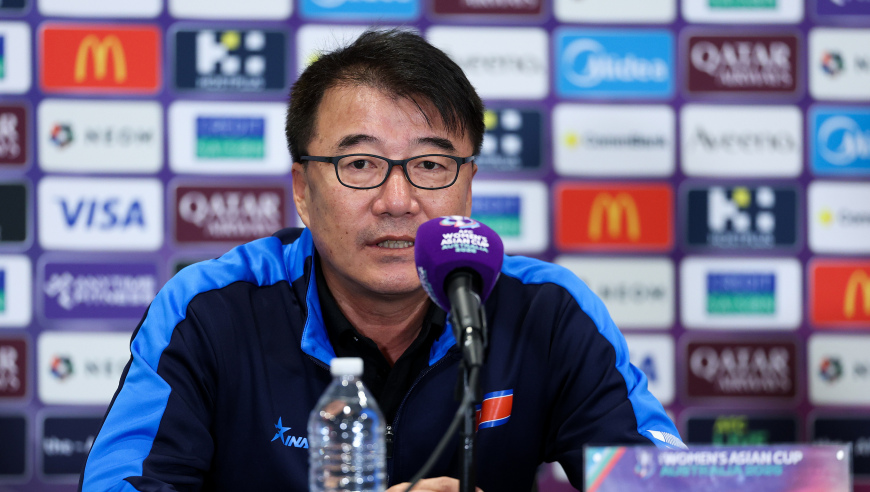 朝鲜主帅：中国第二球我们看回放像越位；主裁提前吹哨很不公平