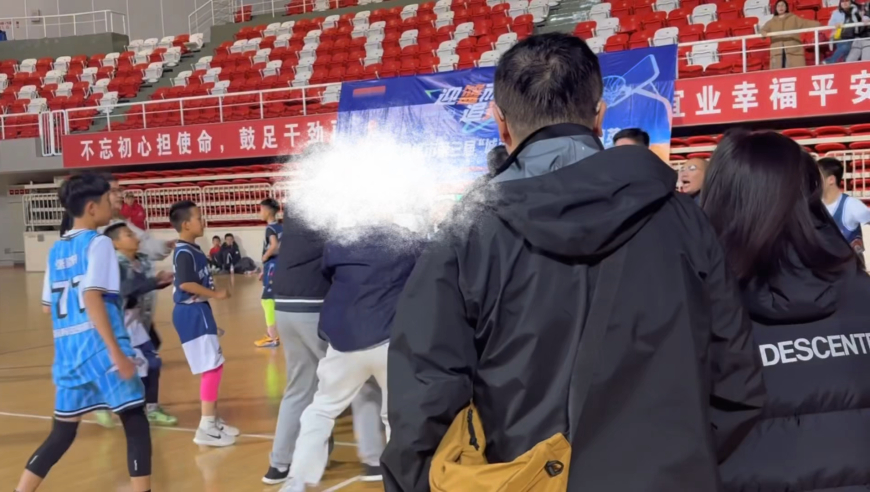 辽宁小篮球赛多位家长冲进场内群殴完整版：小孩冲突引发家长拳脚交锋