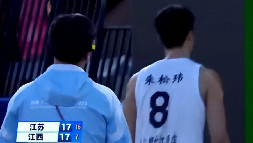 晚上9点，中国篮协公布重磅罚单！四球员禁赛1个月，名记：罚重了