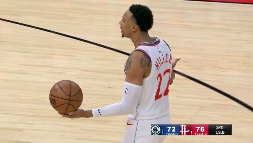 离谱失误给机会！快船久久不捡球违例送球权 申京最后一攻强打命中