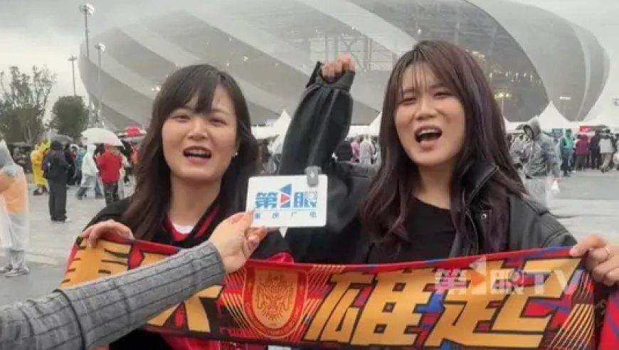 两个外地女孩与重庆足球的故事令人动容！甘肃女孩和湖北女孩从同事到朋友，爱上同一座城市！也爱上重庆足球！相约一起为重庆铜梁龙加油