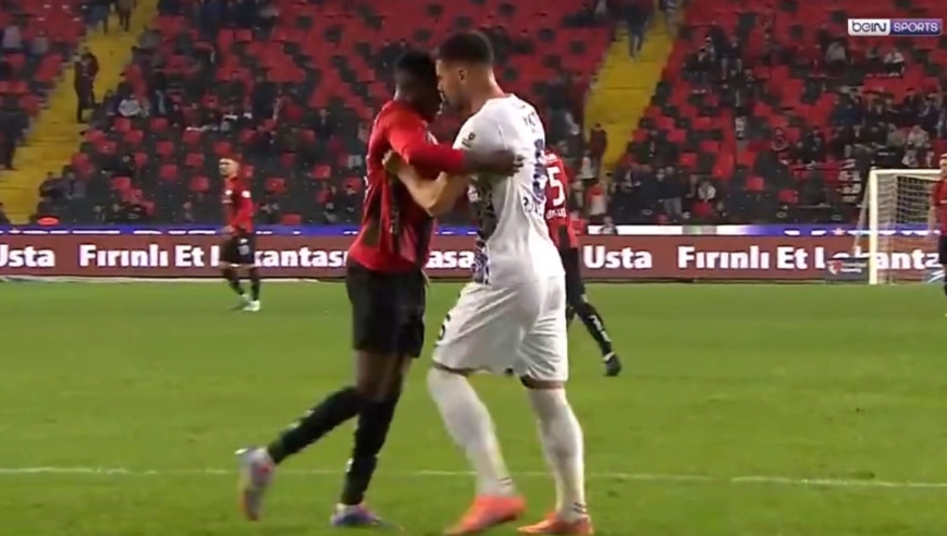 爆笑名场面！土超双方打架门将弃门出来劝架，进攻方打空门得分