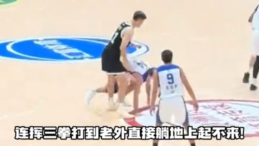 周鹏为赵睿出头！连挥3拳，打到老外直接躺地上，战力不输朱芳雨